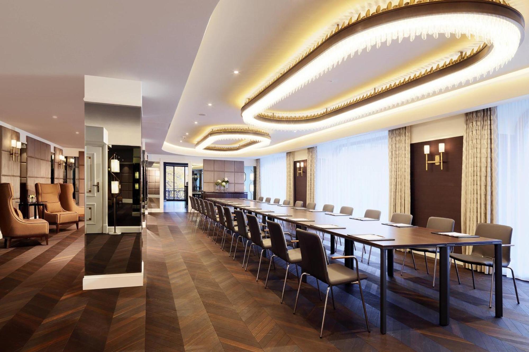 โรงแรมบริสตอล อะ ลักชัวรี คอลเลคชั่น โฮเต็ล วอร์ซอ ภายนอก รูปภาพ The boardroom at the London Business School