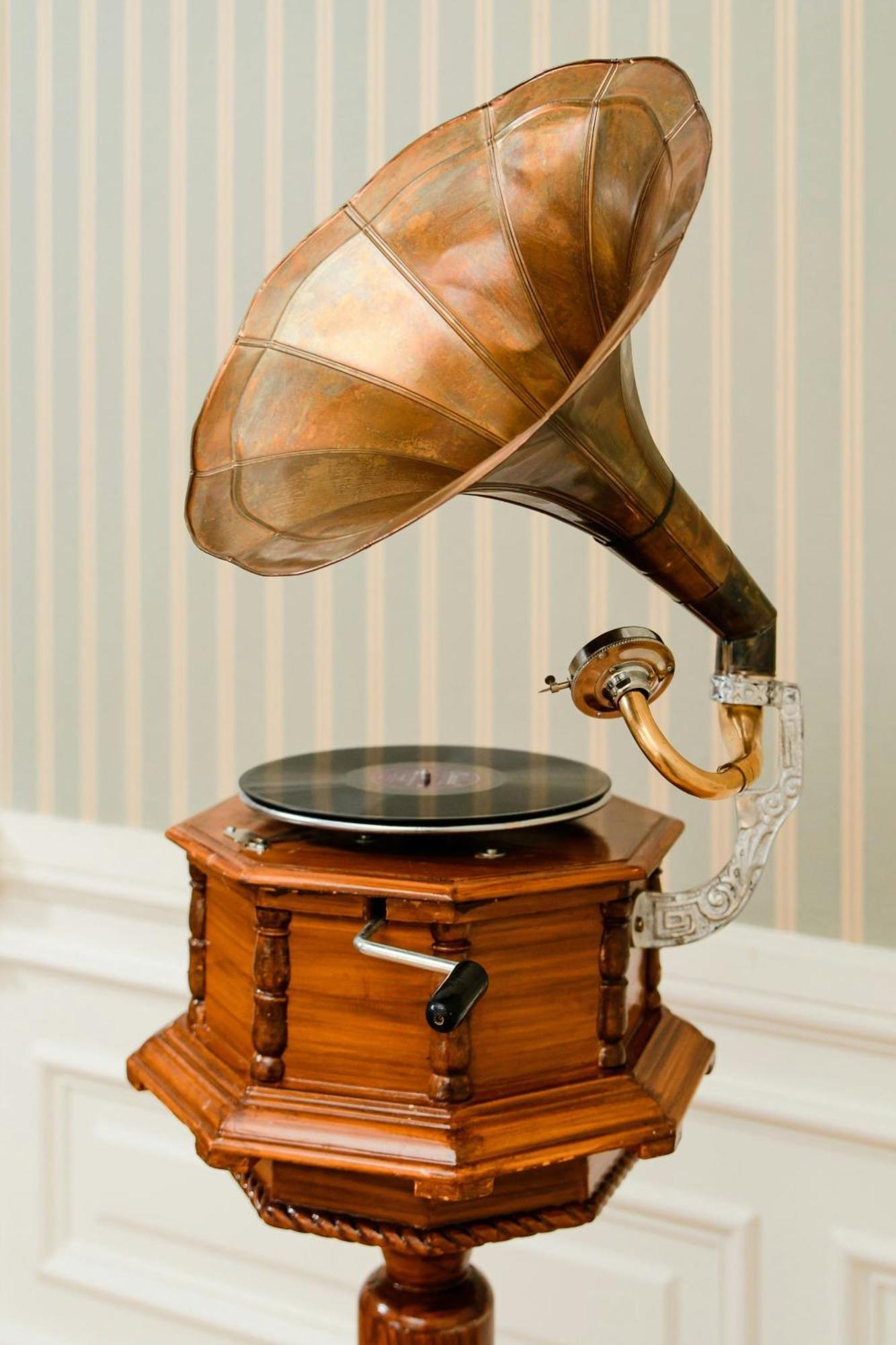 โรงแรมบริสตอล อะ ลักชัวรี คอลเลคชั่น โฮเต็ล วอร์ซอ ภายนอก รูปภาพ A gramophone